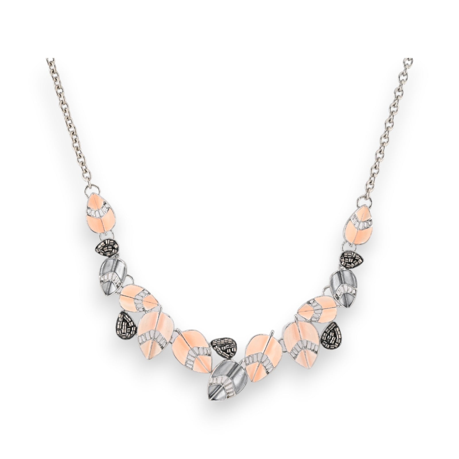 Elegante Halskette mit silbernen und rosafarbenen Blattanhängern, filigrane Tropfenformen auf feiner Kette