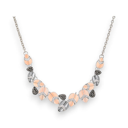 Elegante Halskette mit silbernen und rosafarbenen Blattanhängern, filigrane Tropfenformen auf feiner Kette