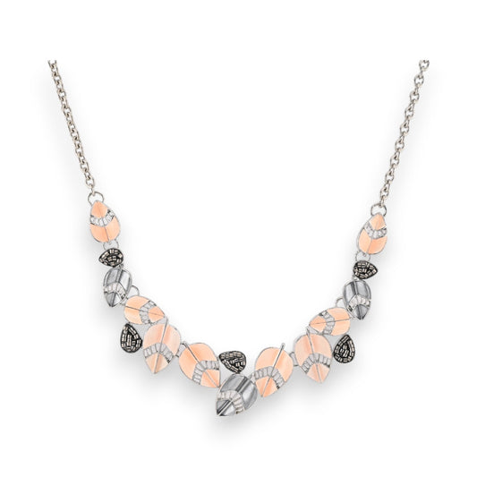 Elegante Halskette mit silbernen und rosafarbenen Blattanhängern, filigrane Tropfenformen auf feiner Kette