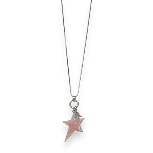 Lange Silberkette mit asymmetrischem rosa Sternanhänger und kleinem Silberstern, moderner Schmuck auf weißem Hintergrund