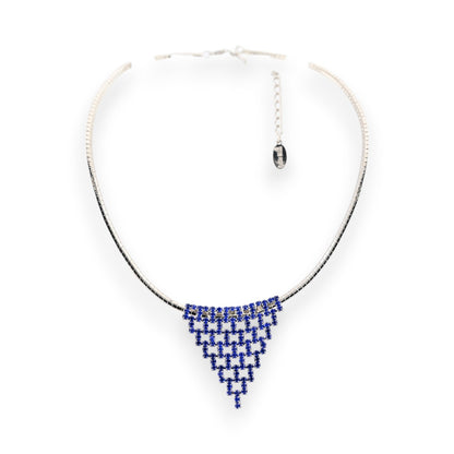 Silberne Choker-Halskette mit blauem Strass-Dreieck-Anhänger, eleganter Schmuck für Damen, funkelnde Kristalle