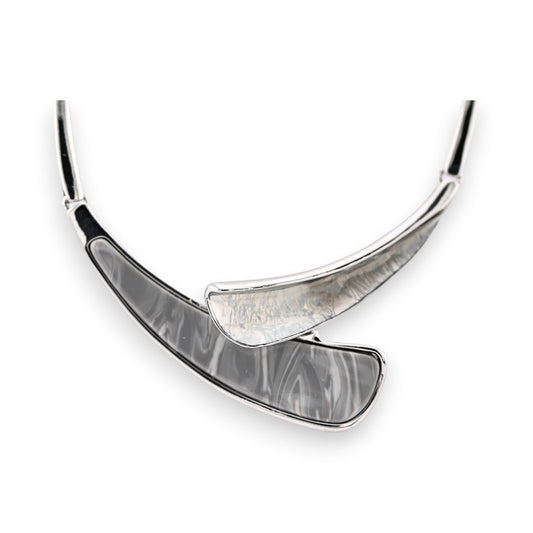 Silberner Choker mit geschwungenen Elementen, glänzende und matte Oberflächen, elegantes Design für Damen