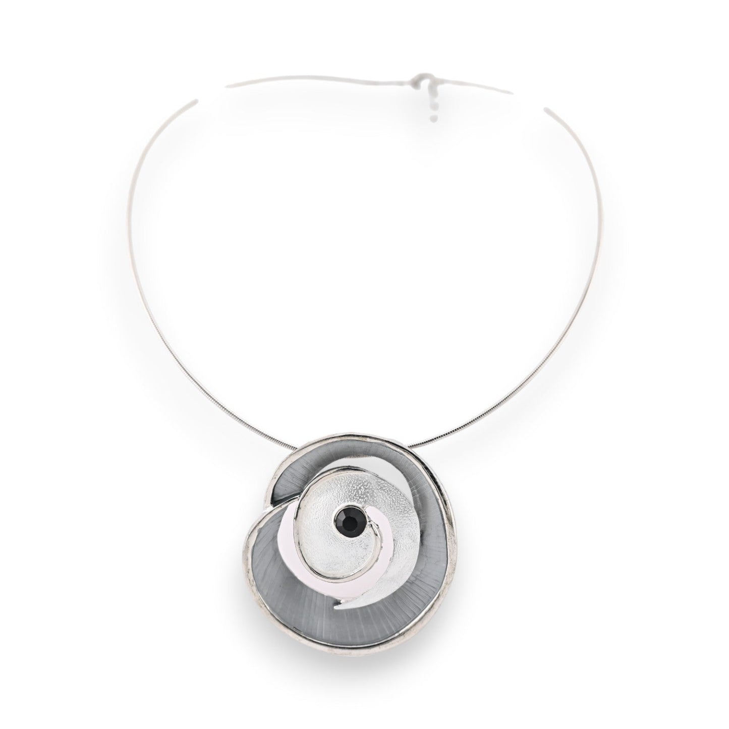 Silberne Choker-Halskette mit grauem Spiralanhänger, modern gestaltet mit runder Form und zentralem schwarzem Akzent
