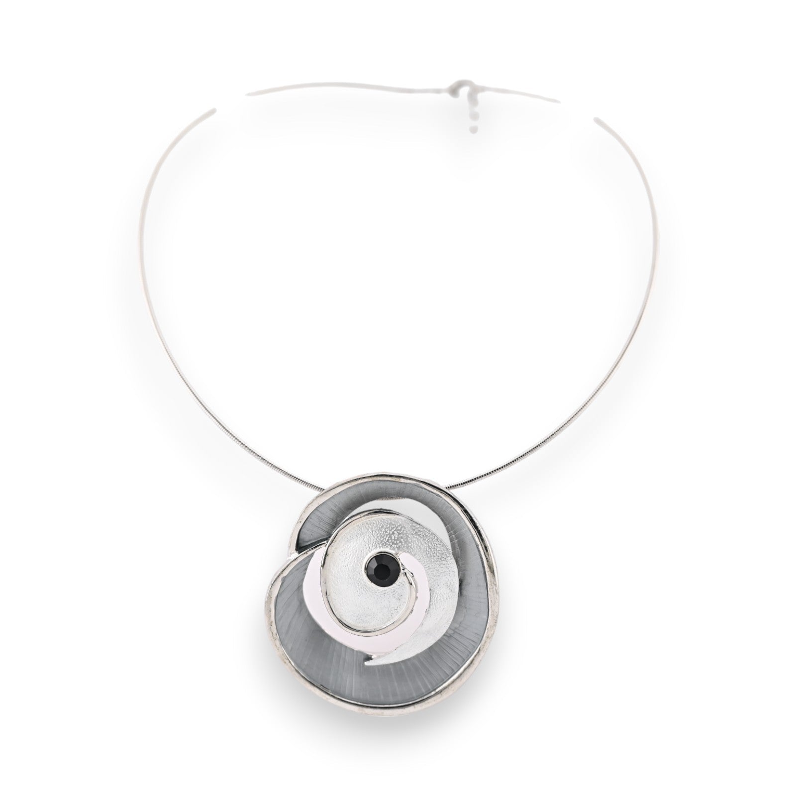 Silberne Choker-Halskette mit grauem Spiralanhänger, modern gestaltet mit runder Form und zentralem schwarzem Akzent