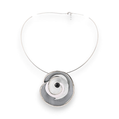 Silberne Choker-Halskette mit grauem Spiralanhänger, modern gestaltet mit runder Form und zentralem schwarzem Akzent