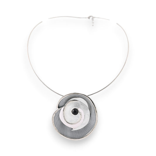 Silberne Choker-Halskette mit grauem Spiralanhänger, modern gestaltet mit runder Form und zentralem schwarzem Akzent