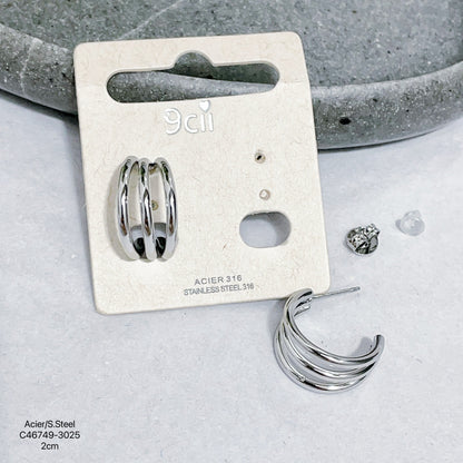 Silberfarbene Edelstahl-Creolen mit dreifachem Ring auf Produktkarte, daneben einzelner Ohrring und Verschluss, 2cm Größe