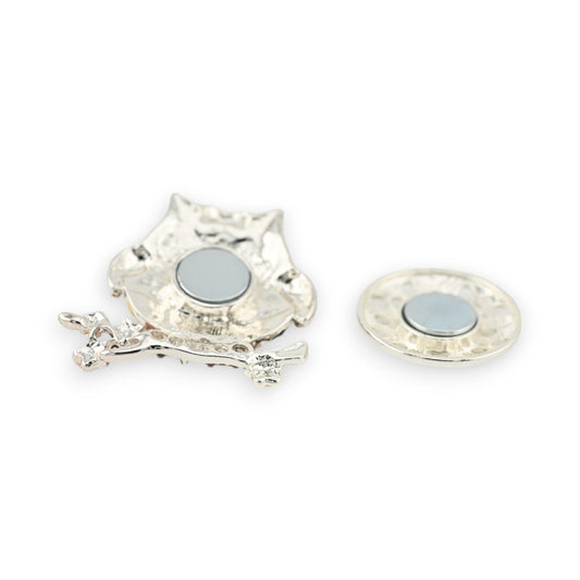 Dekorative Eulen-Brosche aus Silber mit schwarzem Akzent, filigrane Details und abnehmbarem Anhänger in Knochenform