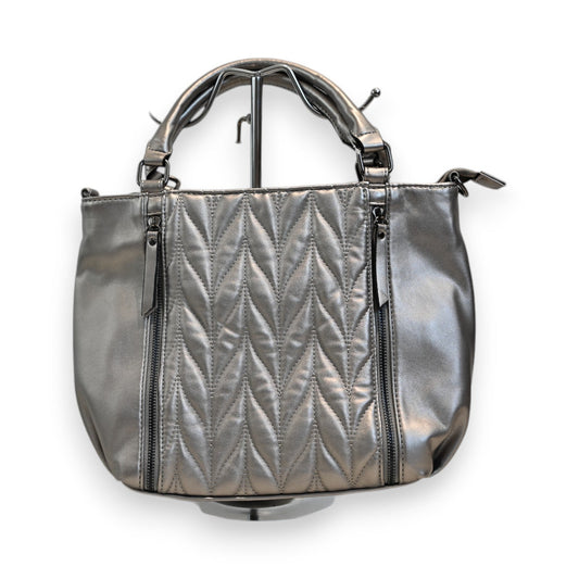 Silberne gesteppte Handtasche mit geometrischem Muster, zwei Reißverschlüssen und Tragegriffen, elegant und modern