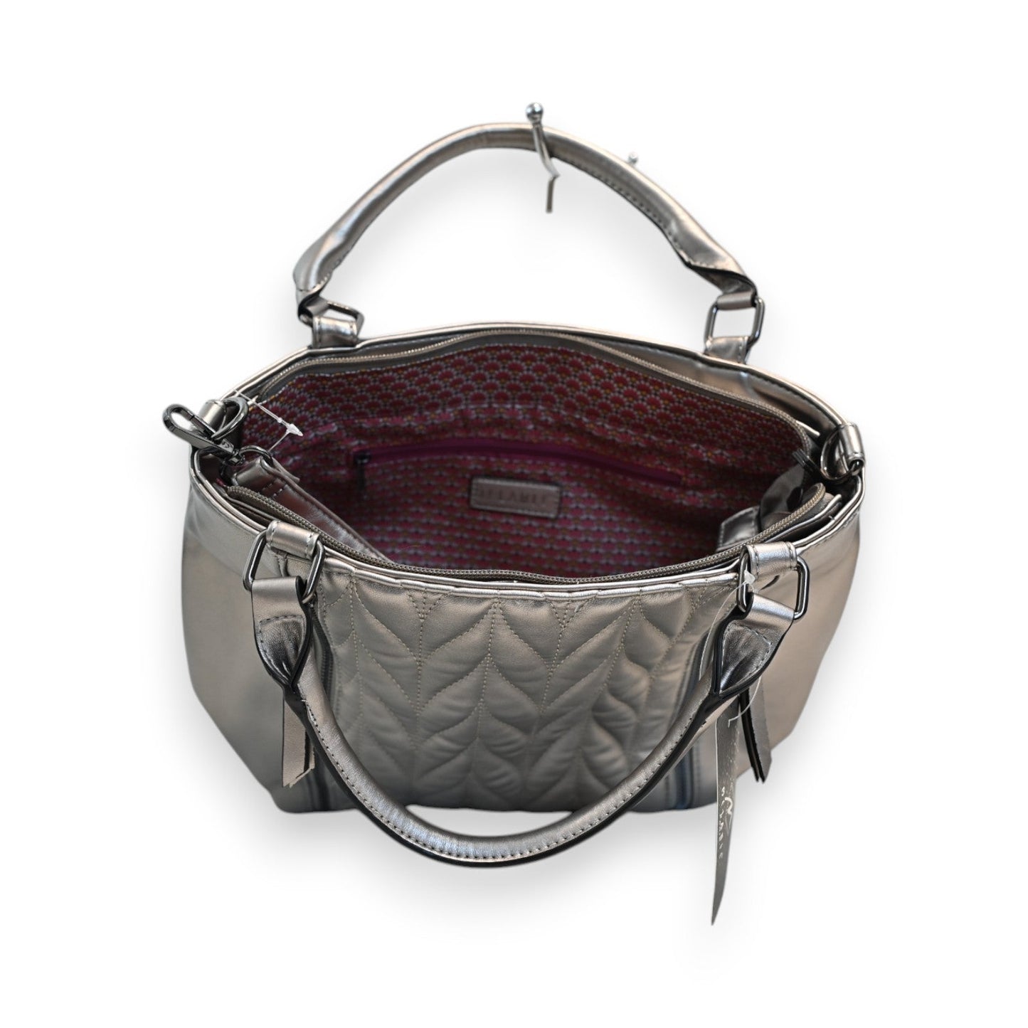 Silberne gesteppte Handtasche mit Reißverschluss, Henkeln und bordeauxrotem Innenfutter, geöffnet auf weißem Hintergrund