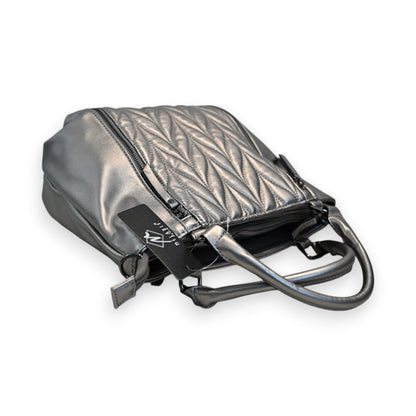 Silberne gesteppte Handtasche mit Reißverschluss und Tragegriffen, elegantes Design für modebewusste Frauen
