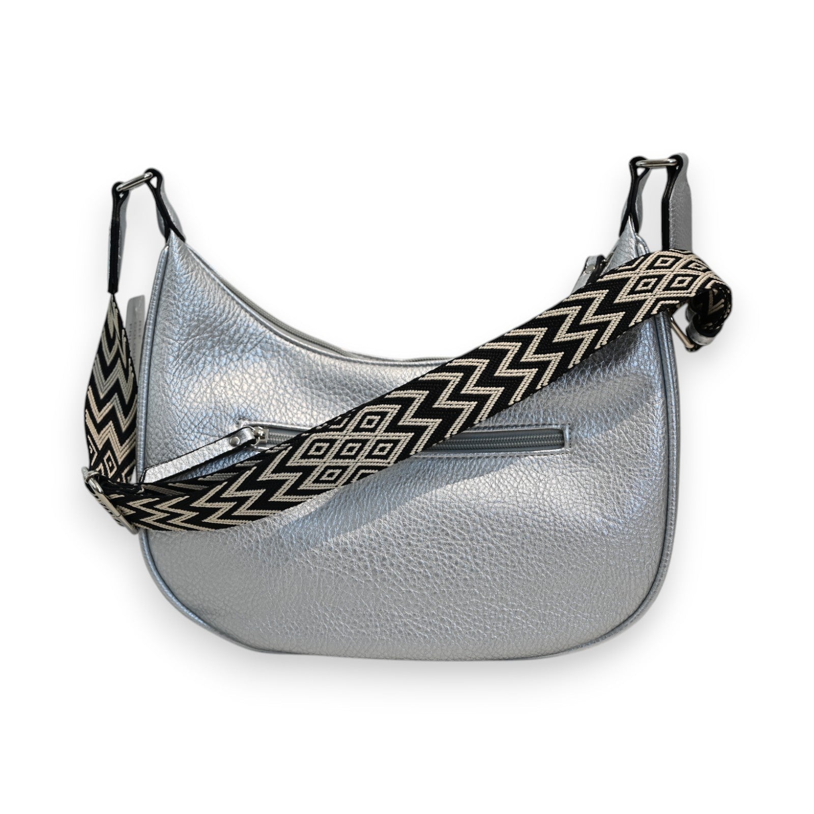 Silberne Gürteltasche in Bananenform mit schwarz-weißem Zickzack-Gurt, Reißverschluss und metallischen Akzenten