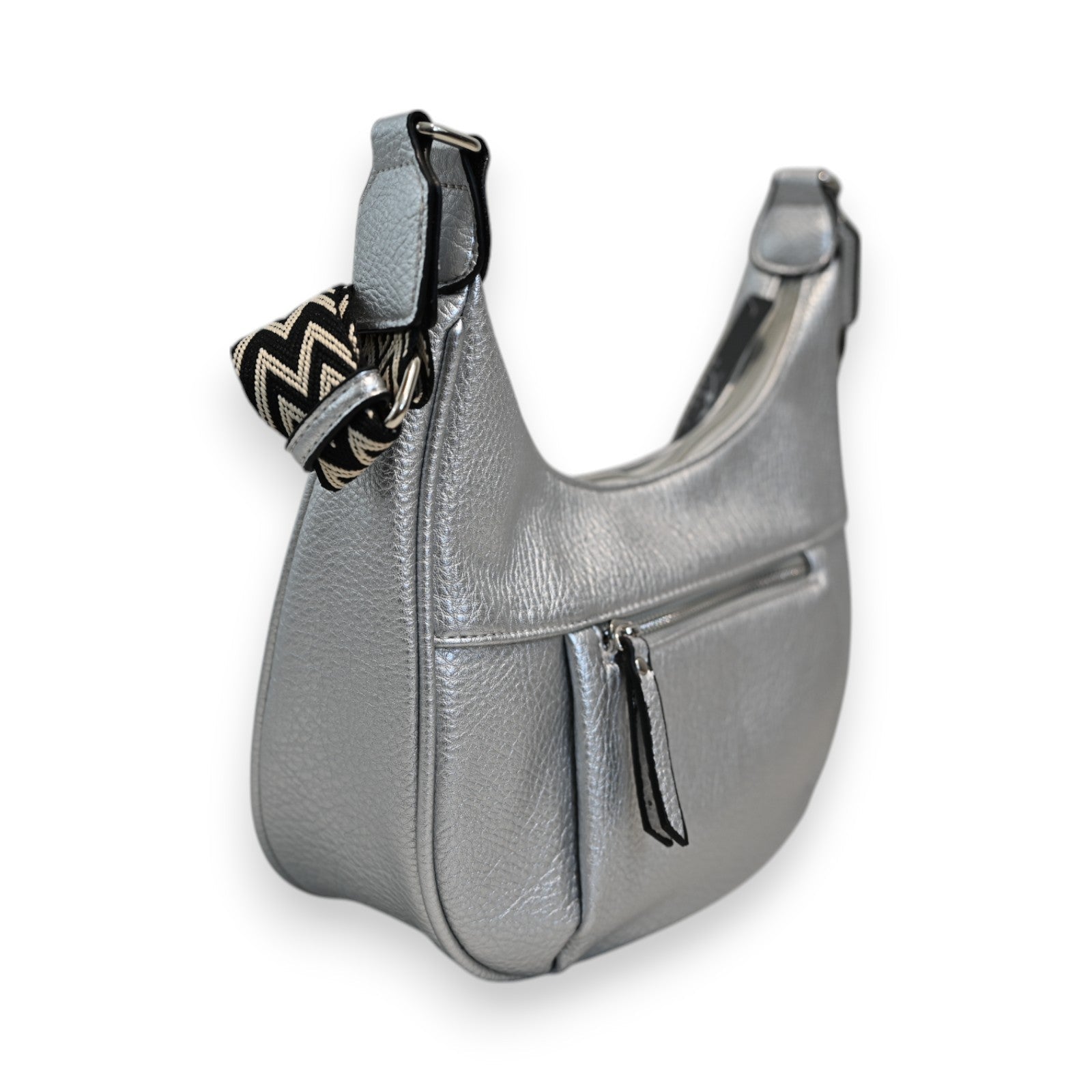 Silberne Gürteltasche in Bananenform mit schwarzweißem Zickzackgurt, Reißverschluss und texturiertem Leder