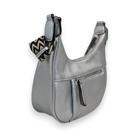 Silberne Gürteltasche in Bananenform mit schwarzweißem Zickzackgurt, Reißverschluss und texturiertem Leder