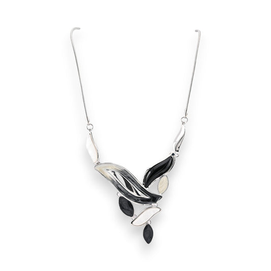 Elegante Silber-Halskette mit stilisiertem Blattmuster aus schwarzen und weißen Elementen, moderner Modeschmuck