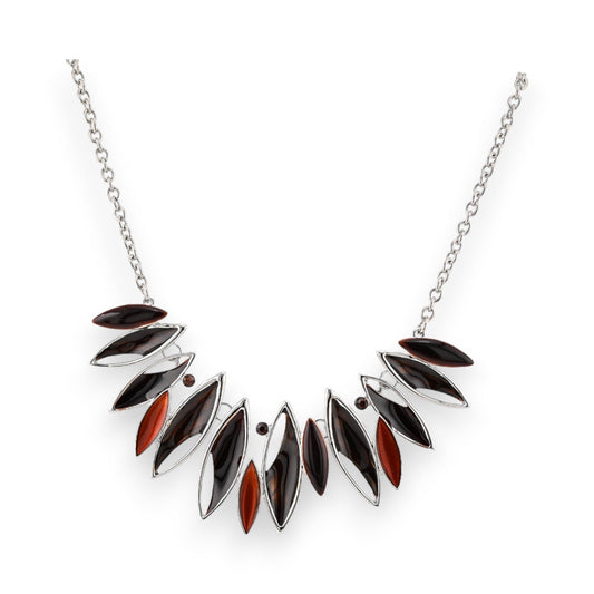 Stilvolle Halskette mit blattförmigen Anhängern in Braun- und Rottönen, an silberner Kette, herbstliches Design