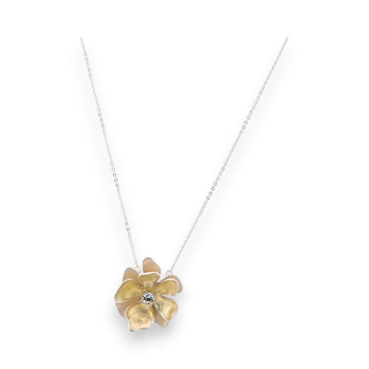 Silberne Halskette mit gelblicher Blütenanhänger, fünf Blütenblätter und Kristall in der Mitte, elegantes Design