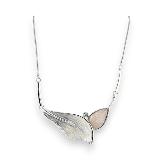 Elegante Silberkette mit geschwungenen grauen und rosafarbenen Blatt-Anhängern und kleinem Kristall-Akzent