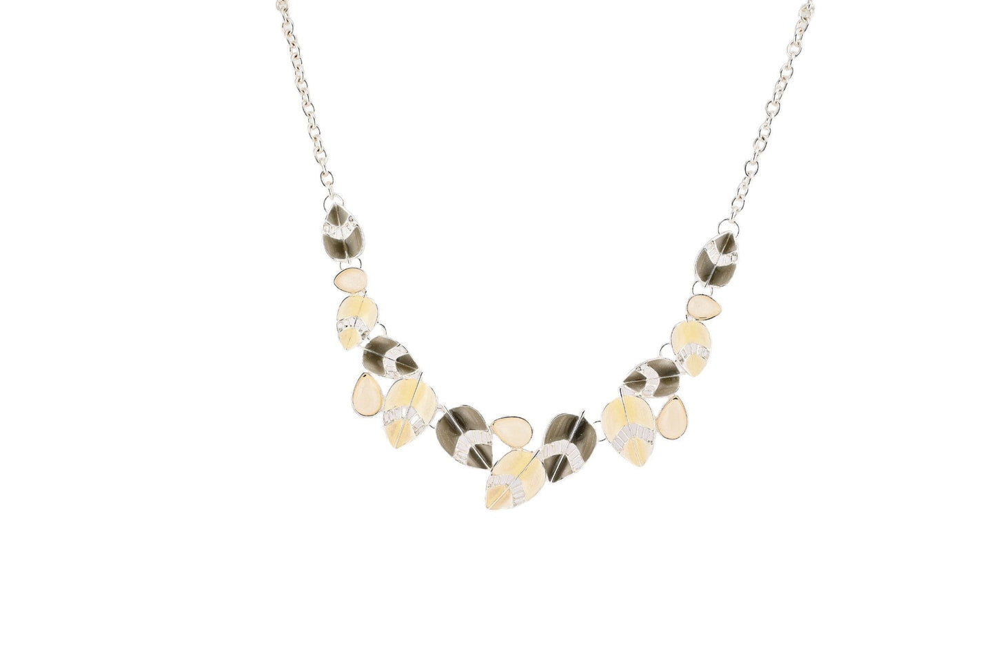 Elegante Halskette mit silbernen Kettengliedern und grau-cremefarbenen Blattanhängern, moderner Schmuck