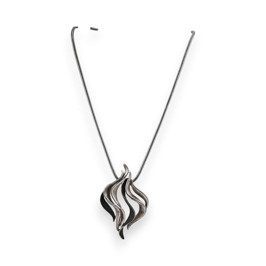 Elegante Halskette mit stilvollem grau-schwarzem Flammen-Anhänger an silberner Kette, modernes Design-Schmuckstück