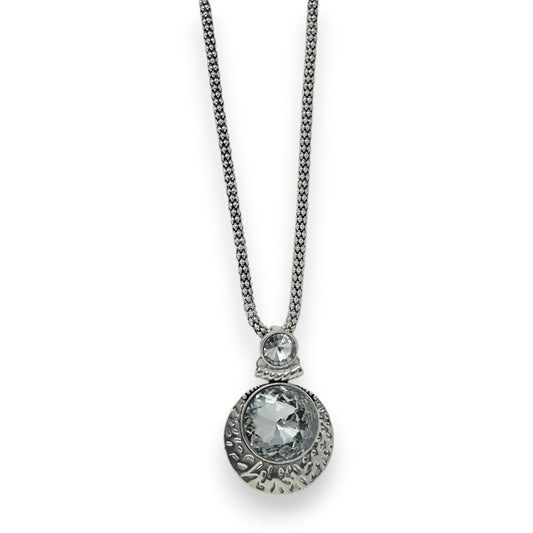 Langer silberner Halsreif mit rundem Kristall-Anhänger, elegantes Design, funkelnder Edelstein-Schmuck