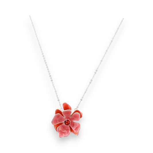 Silberne Halskette mit roter Blütenanhänger, fünf Blütenblätter aus Emaille und rotem Kristall in der Mitte