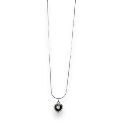 Silberne Halskette mit Herzanhänger aus schwarzer Keramik und Strass, elegant und modern auf weißem Hintergrund