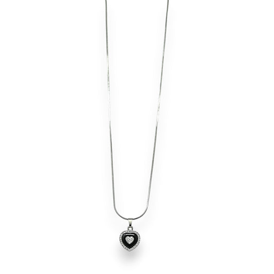 Silberne Halskette mit Herzanhänger aus schwarzer Keramik und Strass, elegant und modern auf weißem Hintergrund