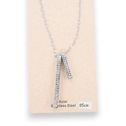 Silberne Stahlhalskette mit 2 funkelnden Strassstein-Röhren, 85cm lang, auf beigem Hintergrund