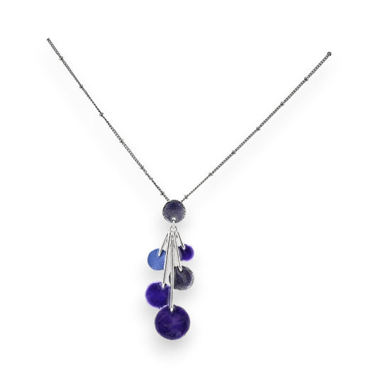 Silberne Halskette mit Anhänger aus violetten und blauen Perlen in Traubenform, elegantes Schmuckstück von Ikita