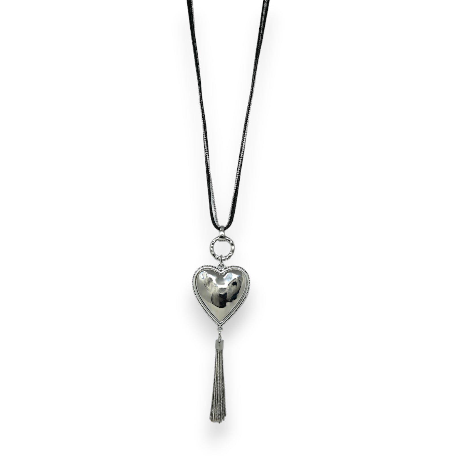 Lange silberne Halskette mit Herz-Anhänger und Quaste, elegantes Schmuckstück mit glänzendem Metall-Design
