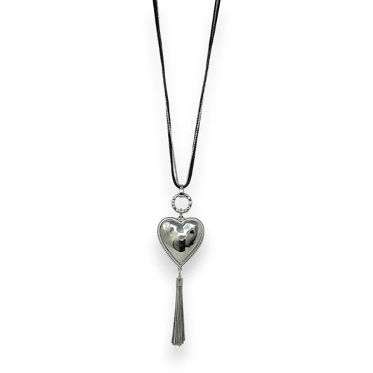 Lange silberne Halskette mit Herz-Anhänger und Quaste, elegantes Schmuckstück mit glänzendem Metall-Design