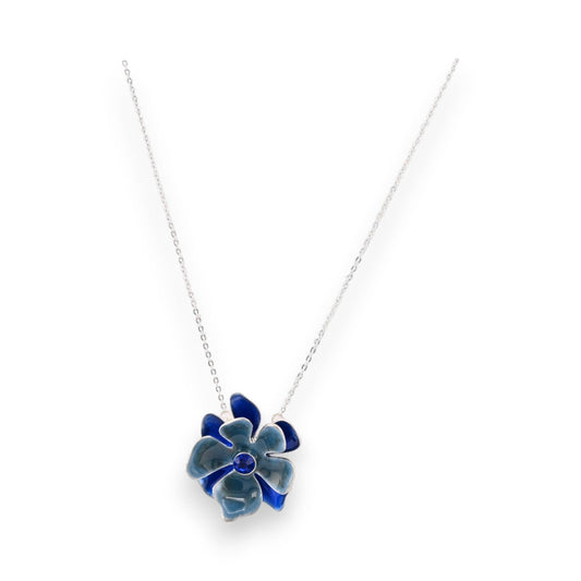 Silberne Halskette mit blauer Blumenanhänger, hellblaue und dunkelblaue Blütenblätter, blauer Kristall in der Mitte