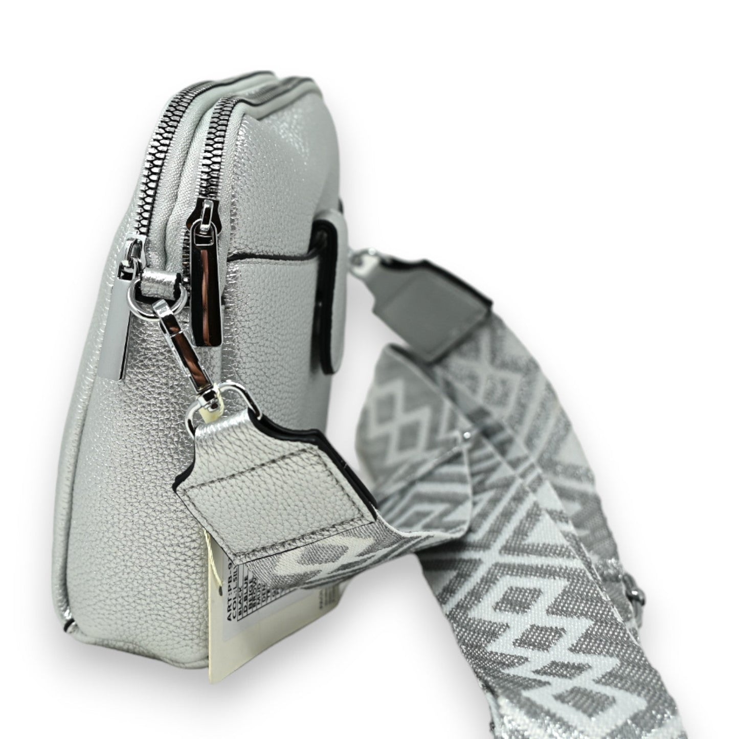Kompakte silberne Umhängetasche mit Reißverschluss und geometrisch gemustertem Tragegurt auf weißem Hintergrund
