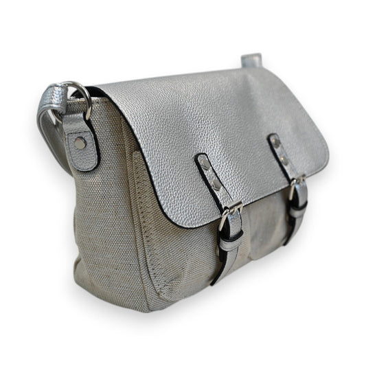 Silberne Leinen-Umhängetasche im Schultaschen-Stil mit Lederdetails, Schnallen und Trageriemen, seitliche Ansicht