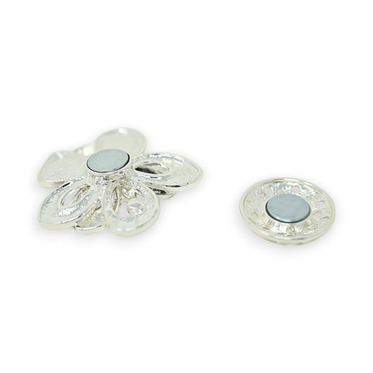 Silberne magnetische Blumenbrosche mit dekorativen Metallplättchen und zentralem Magneten, einzeln und in Gruppe