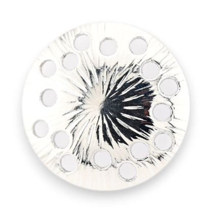 Runde silberne Magnetbrosche mit strahlenförmigem Muster und Löchern für Steine, elegantes Schmuckdesign