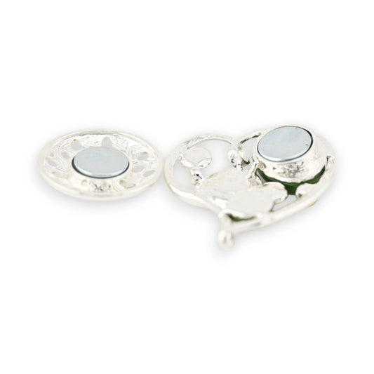 Silberne Naturherz-Brosche mit grünem Akzent und magnetischem Verschluss, filigrane Blattmuster, elegantes Design