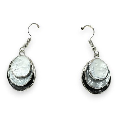Elegante Ohrringe mit dreischichtigen ovalen Anhängern in Silber, Weiß und Schwarz, modernes Design