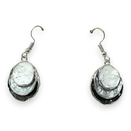 Elegante Ohrringe mit dreischichtigen ovalen Anhängern in Silber, Weiß und Schwarz, modernes Design