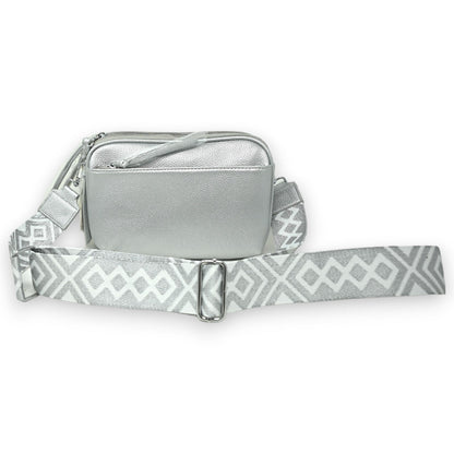 Quadratische Umhängetasche mit mehreren Taschen in Silber