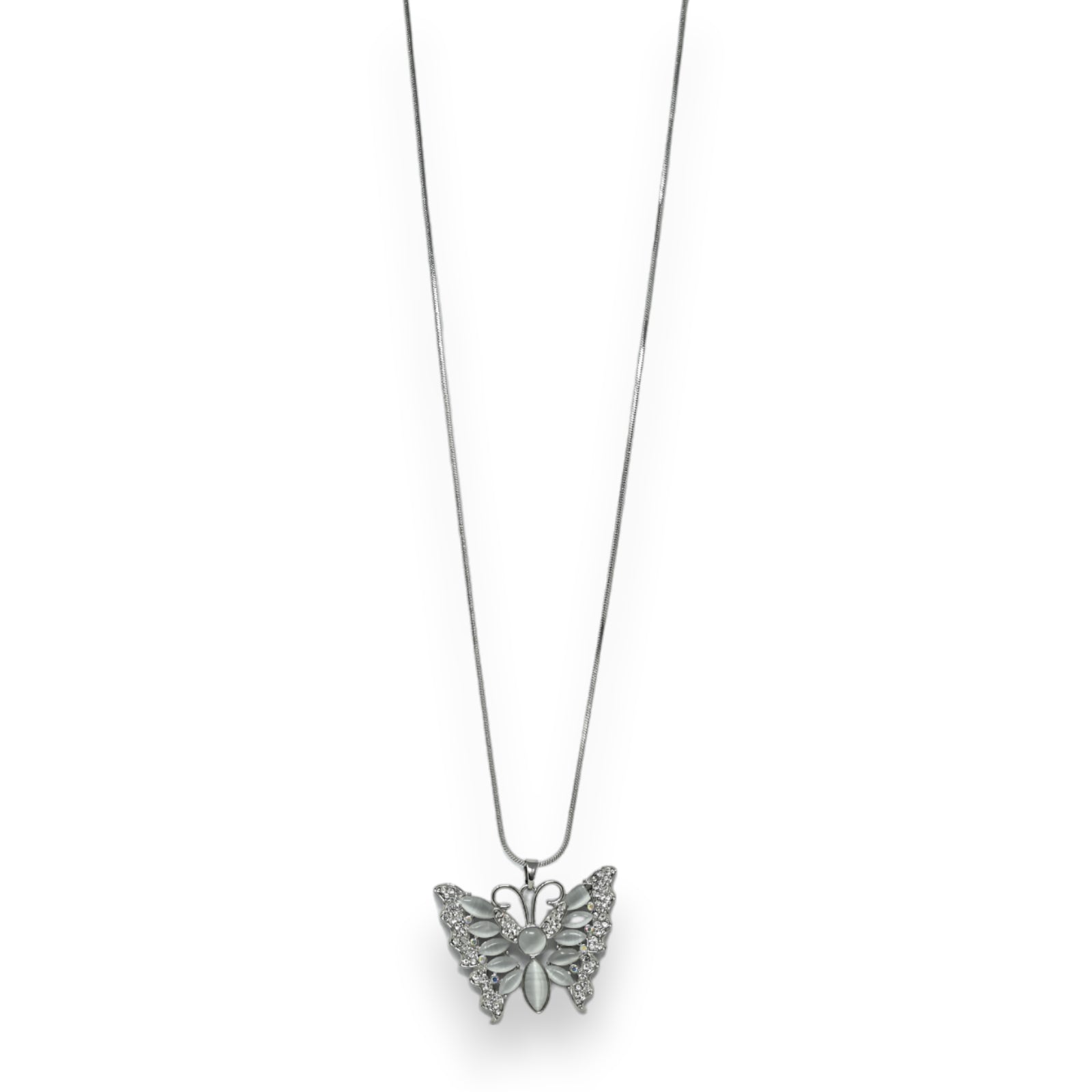 Silberne Halskette mit Schmetterling-Anhänger, besetzt mit grauen Steinen und Strass, auf weißem Hintergrund