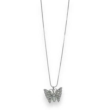 Silberne Halskette mit Schmetterling-Anhänger, besetzt mit grauen Steinen und Strass, auf weißem Hintergrund
