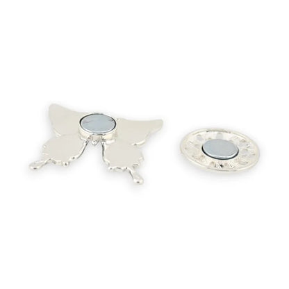 Silberne Schmetterlingsbrosche mit blau-grünen Nuancen, elegantes Accessoire für Kleidung