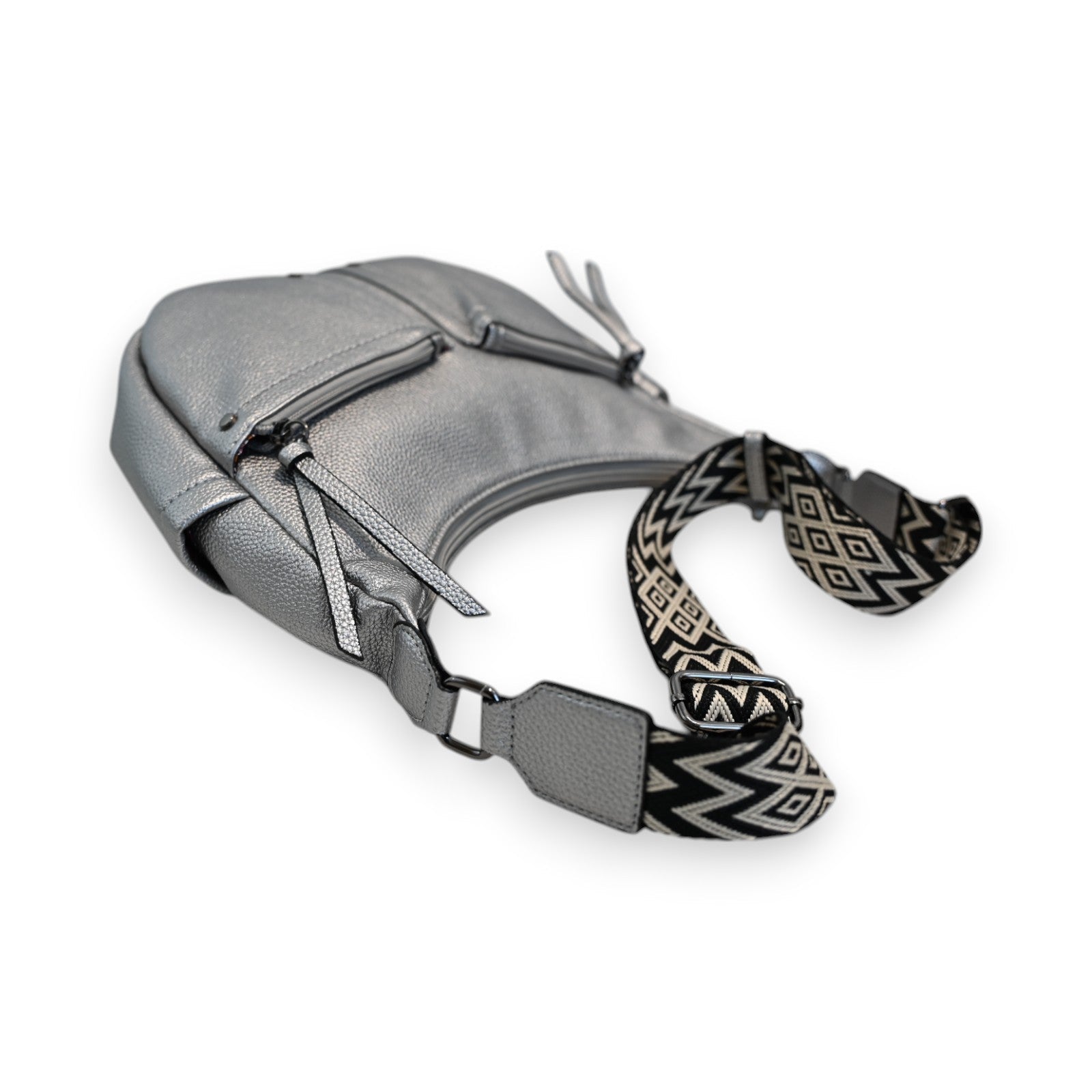 Silberne Lederhandtasche mit mehreren Reißverschlüssen und schwarz-weißem geometrischem Schulterriemen
