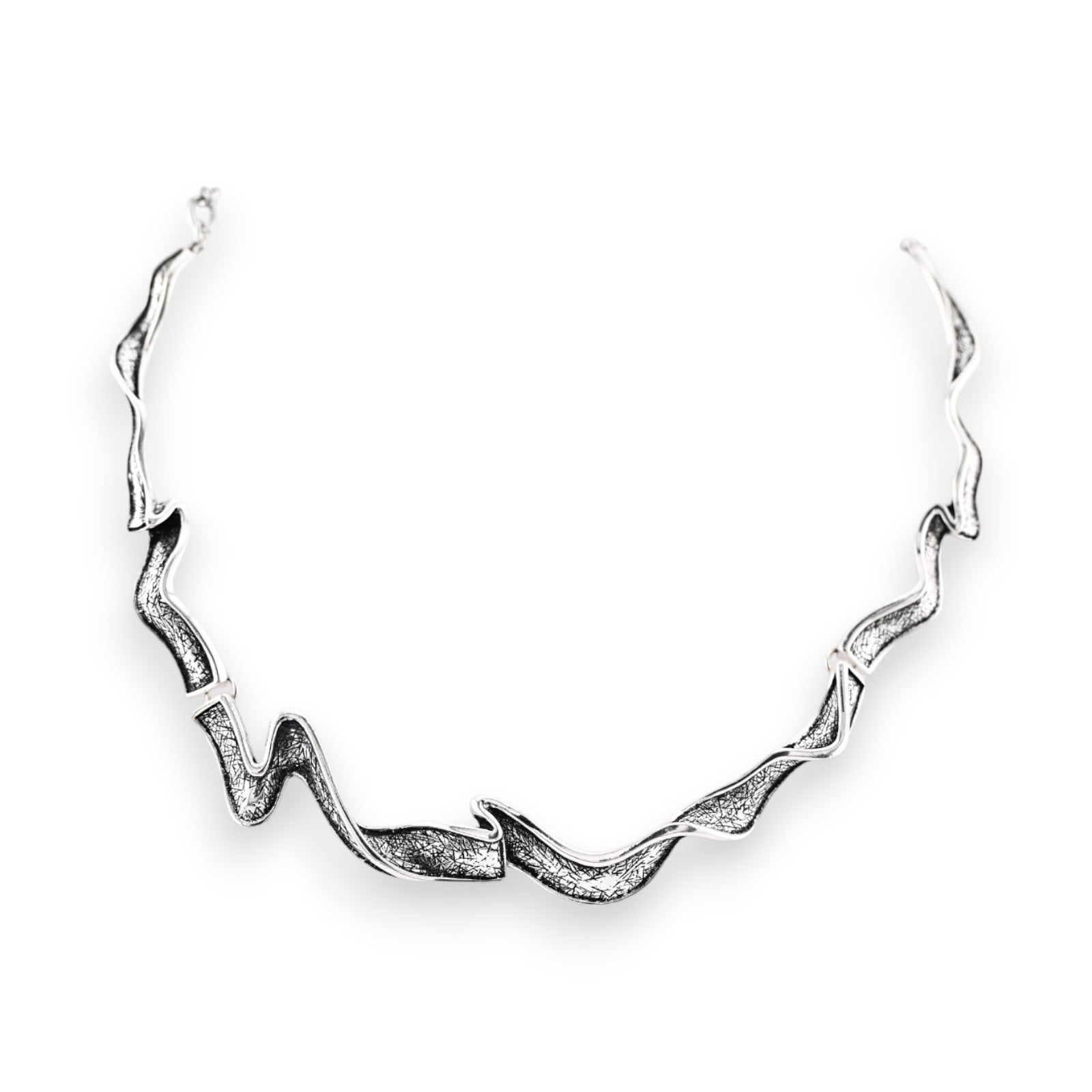 Antik-silberfarbene Wellenkette mit gewelltem Design und texturierter Oberfläche, elegant und modern