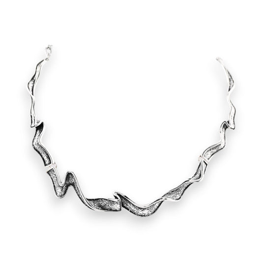 Antik-silberfarbene Wellenkette mit gewelltem Design und texturierter Oberfläche, elegant und modern