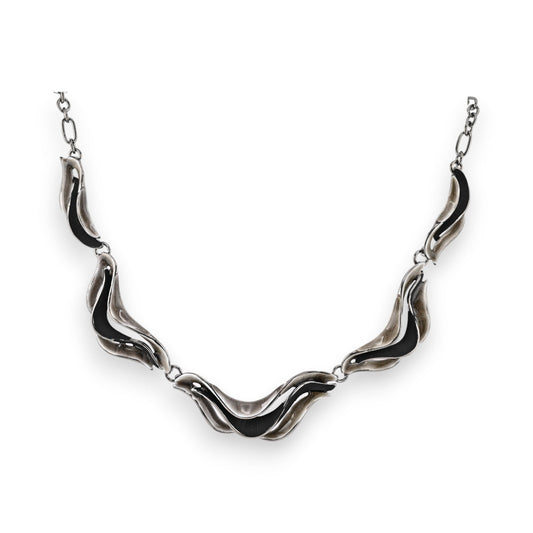 Elegante Halskette mit wellenförmigen Elementen in Silber und Schwarz, modernes Design von Ikita
