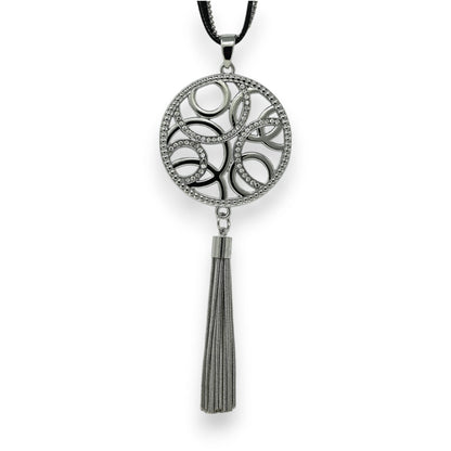 Langer silberner Fantasieneckreif mit Graphik-Medaille und Quaste