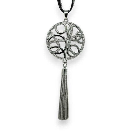 Langer silberner Fantasieneckreif mit Graphik-Medaille und Quaste